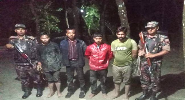 অবৈধভাবে ভারতে প্রবেশের চেষ্টায় আটক ৪