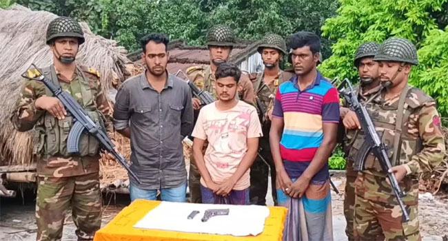 মেহেরপুরে যৌথ বাহিনীর অভিযানে ৩ অস্ত্রকারবারি আটক