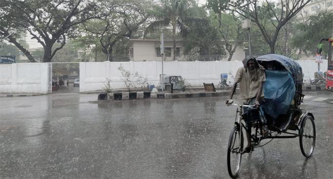 ঘূর্ণিঝড় ‘দানার’ প্রভাবে দেশে ভারী বৃষ্টির আশঙ্কা