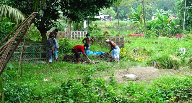 ছাত্র-আন্দোলনে নিহত শহীদ স্বজনের লাশ উত্তোলন