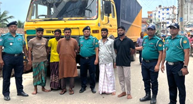 গাজীপুরে পোশাককারখানায় ডাকাতি, গ্রেফতার ৫