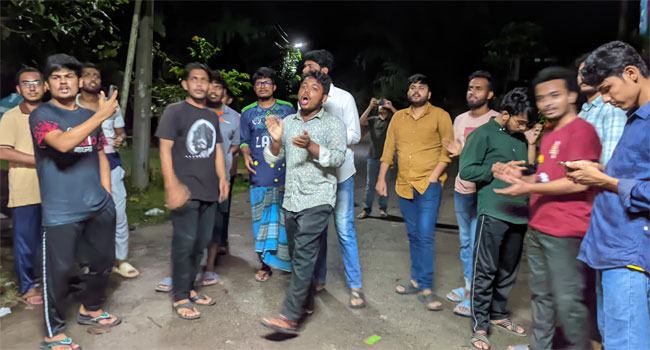 ছাত্রলীগ নিষিদ্ধে মধ্যরাতে নোবিপ্রবিতে আনন্দ মিছিল