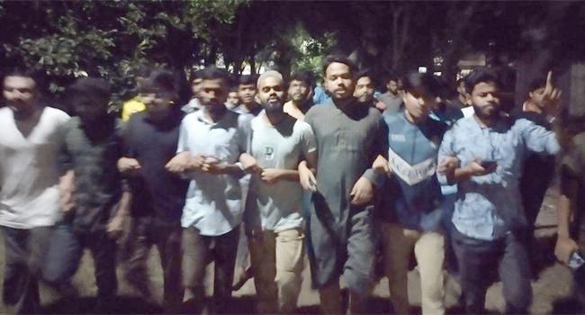ছাত্রলীগকে নিষিদ্ধ করায় হাবিপ্রবিতে আনন্দ মিছিল-মিষ্টি বিতরণ