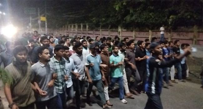 ছাত্রলীগ নিষিদ্ধ করায় বেরোবিতে আনন্দ মিছিল