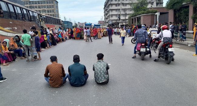গাজীপুরে বেতনের দাবিতে শ্রমিকদের মহাসড়ক অবরোধ