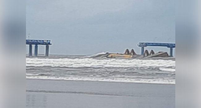 ইনানী নৌ-বাহিনীর জেটিটি ভেঙে দ্বিখণ্ডিত