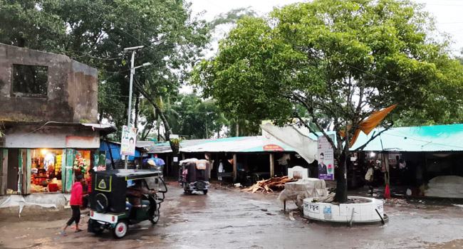 দানার প্রভাবে ভান্ডারিয়ায় গুঁড়ি গুঁড়ি বৃষ্টি, প্রস্তুত ৫২ আশ্রয়কেন্দ্র