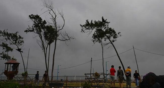 স্থলভাগে আঘাতের পর গতি কমল ঘূর্ণিঝড় দানার