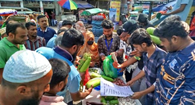 কুমিল্লায় ছাত্রদের ন্যায্য মূল্যের বাজারে ক্রেতাদের ভিড়