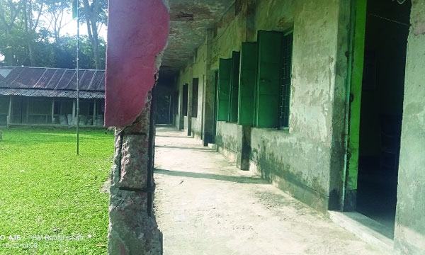 উজিরপুরে জরাজীর্ণ নূরিয়া দাখিল মাদরাসা ভবনে ঝুঁকি নিয়ে পাঠদান