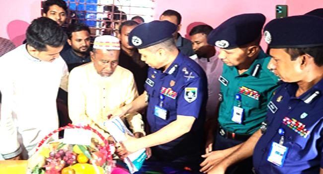 শহীদ আবু সাঈদের পরিবারের সাথে সাক্ষাৎ করলেন আইজিপি