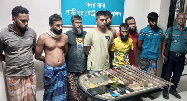 গাজীপুরে যৌথ বাহিনীর অভিযানে দেশীয় অস্ত্রসহ গ্রেফতার ৮