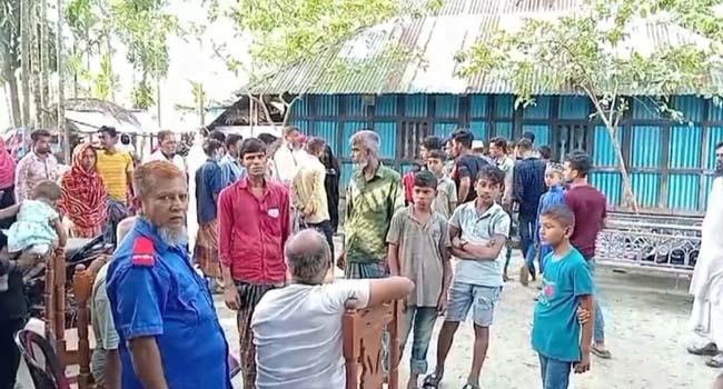 অটোরিকশার ব্যাটারি চার্জ দিতে গিয়ে বিদ্যুৎস্পৃষ্ট হয়ে স্বামী-স্ত্রীর মৃত্যু