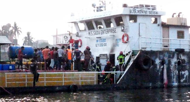 চাঁদপুরে ডাকাতিয়ায় তেলবাহী জাহাজে আগুন, দগ্ধ ৬