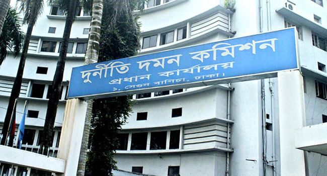 দুদক চেয়ারম্যান ও দুই কমিশনারের পদত্যাগ