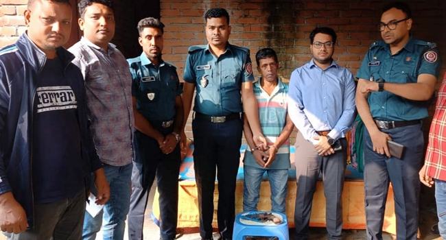 ঈশ্বরদীতে অস্ত্র ও গাঁজাসহ আটক ১