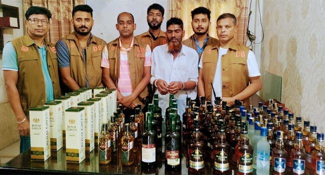 নোয়াখালীতে বিদেশী মদসহ মাদককারবারি আটক