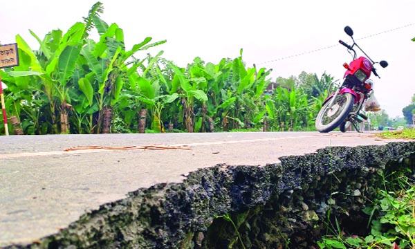ভূঞাপুর-তারাকান্দি আঞ্চলিক মহাসড়কে ধস, দুর্ঘটনার শঙ্কা