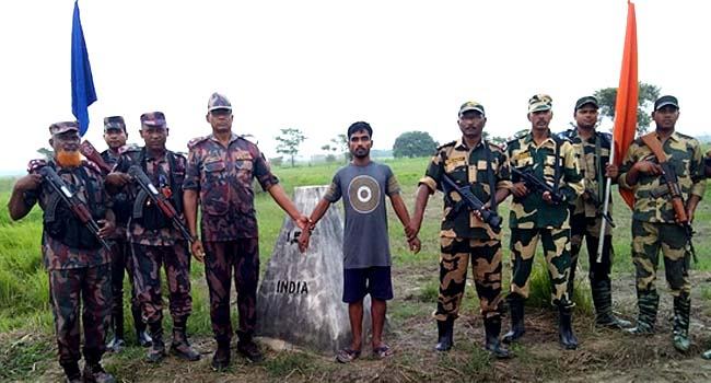 কুষ্টিয়ায় আটক বাংলাদেশী নাগরিককে বিজিবির কাছে হস্তান্তর