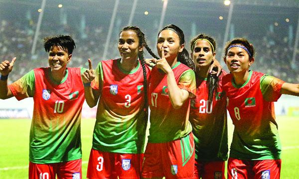 সব বিতর্ক ছাড়িয়ে ট্রফি জয়
