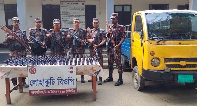 লালমনিরহাটে ভারতী ফেনসিডিলসহ পিকআপভ্যান আটক