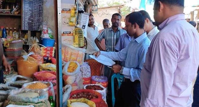 পাইকগাছায় দ্রব্যমূল্য নিয়ন্ত্রণ ও বাজার মনিটরিং অভিযানে জরিমানা