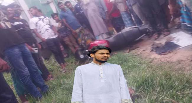 ফুটবল খেলা দেখতে যাওয়ার পথে সড়কে ২ বন্ধু নিহত