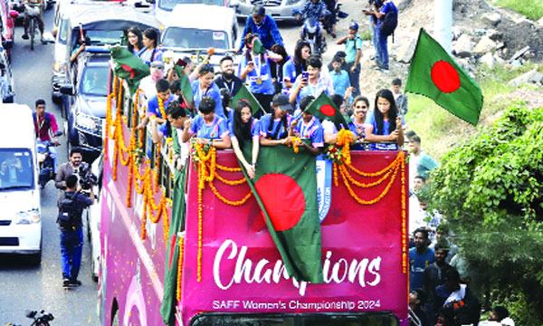 ছাদ খোলা বাসেই সাফ জয়ীদের বরণ