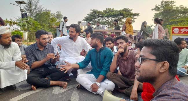 দাবি না মানায় ফের মহাসড়ক অবরোধ ববি শিক্ষার্থীদের