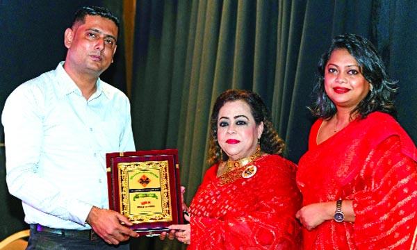 প্রযোজনায় পুরস্কৃত সুব্রত