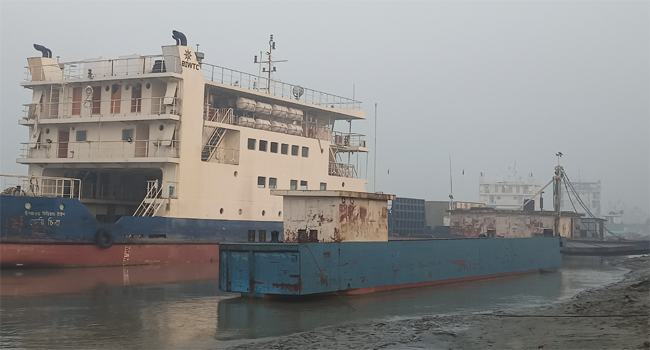নাব্যতা সঙ্কটে আরিচা-কাজিরহাট নৌরুটে ফেরি চলাচল বন্ধ