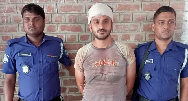 চুয়াডাঙ্গা প্রকাশ্যে বিএনপি নেতাকে কোপালেন যুবলীগ কর্মী