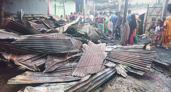 আশুলিয়ায় শ্রমিক কলোনিতে আগুন, ৭ কক্ষ পুড়ে ছাই