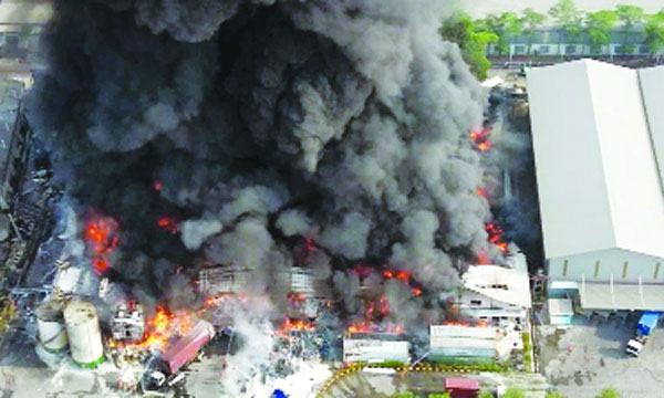 জাকার্তায় তেল কারখানায় অগ্নিকাণ্ডে মৃত ৮