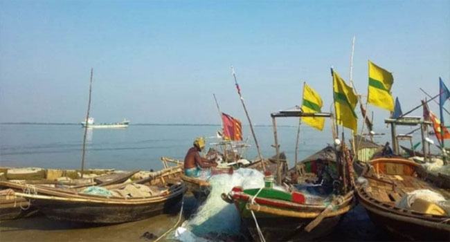 শেষ হলো মাছ ধরার নিষেধাজ্ঞা, সাগর যাত্রায় ব্যস্ত জেলেরা