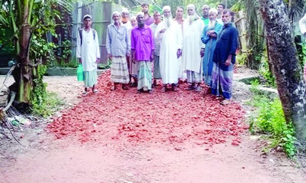 চৌদ্দগ্রামে গ্রামীণ সড়ক নির্মাণে নিম্নমানের সামগ্রী