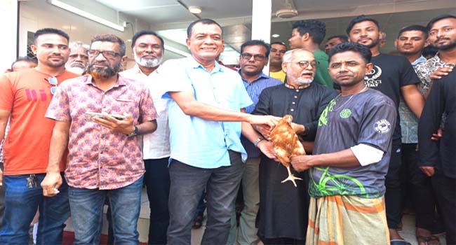 শ্রীমঙ্গলে বাজার সিন্ডিকেট ভাঙতে বিনা লাভে মোরগ ও ডিম বিক্রি
