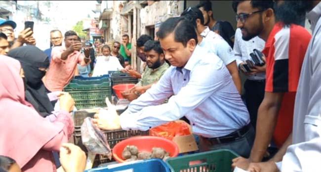 ঝালকাঠিতে সিন্ডিকেট ভাঙতে নিত্যপণ্য বিক্রি করছেন শিক্ষার্থীরা