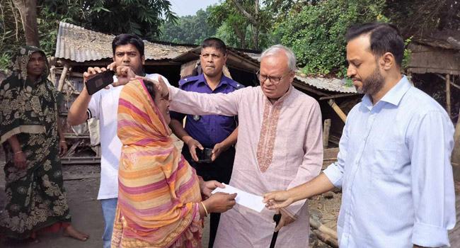 ফরিদপুরে বাড়ি ভেঙে দেয়া সেই বিধবার পাশে দাঁড়ালেন রিজভী