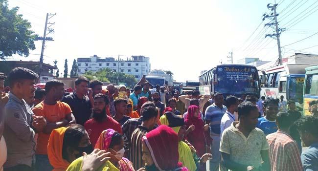 গাজীপুরে বকেয়া বেতন আদায় ছাড়া মহাসড়ক ছাড়তে নারাজ শ্রমিকরা