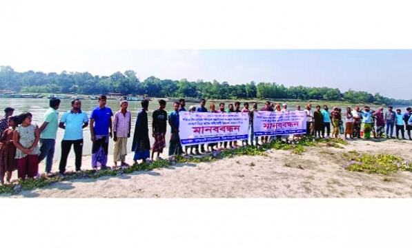 ঘিওরে নদীতে বালু উত্তোলনের প্রতিবাদে মানববন্ধন