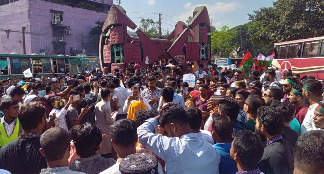 ‘ফ্যাসিস্টদের ঠিকানা এই বাংলায় হবে না’ স্লোগানে উত্তাল নূর হোসেন চত্বর