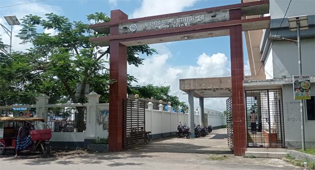 মাদারীপুরের ভ্যানের নিয়ন্ত্রণ হারিয়ে চালক নিহত