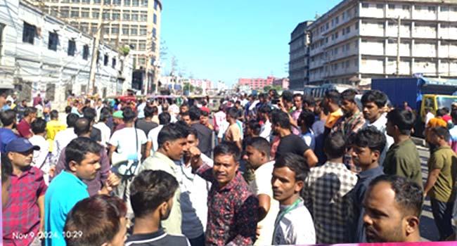 গাজীপুরে টানা ২৮ ঘণ্টার অবরোধে দুর্ভোগ