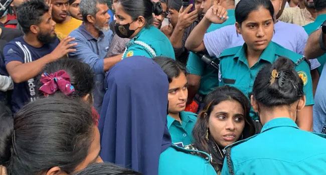গুলিস্তানে আ.লীগের ৩ নেতাকর্মীকে পুলিশে সোপর্দ