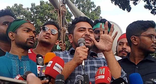 জবি শিক্ষার্থীদের দাবি পূরণের প্রতিশ্রুতি উপদেষ্টা নাহিদের