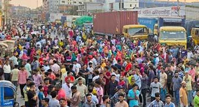 গাজীপুরে আবারো মহাসড়ক অবরোধ শ্রমিকদের, আরো ১৫ কারখানা ছুটি