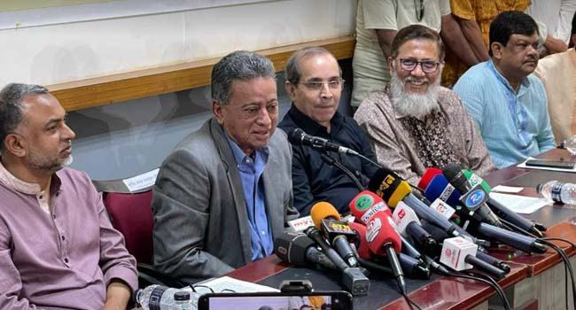নতুন কোনো বয়ান শুনতে চাই না : অন্তর্বর্তী সরকারকে আমীর খসরু