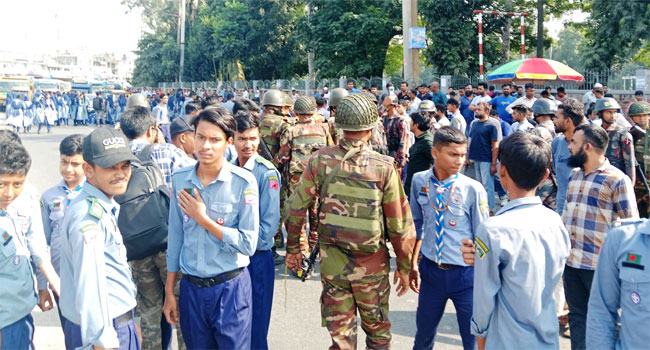 প্রধান শিক্ষকের অপসারণের দাবিতে মহাসড়ক অবরোধ