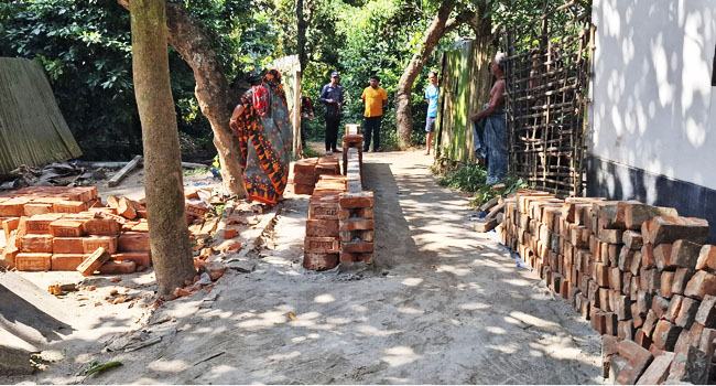 নরসিংদীর পলাশে সড়কের ইট তুলে দেয়াল নির্মাণের অভিযোগ